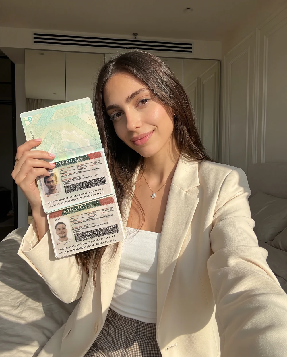 Marian Monroy sostiene un pasaporte abierto con visas